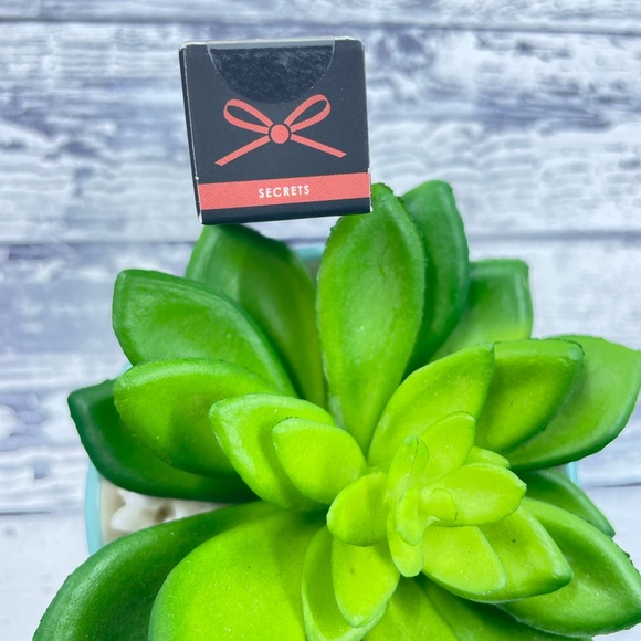 Ciaté London Liquid Velvet Matte Liquid Lipstick ‘Secrets’ - Picture 5 of 10